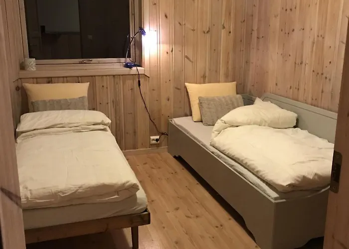 Med Utsikt Til Fjord Og Fjell Gvammen