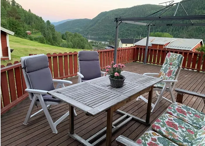 Med Utsikt Til Fjord Og Fjell Ferienhaus
